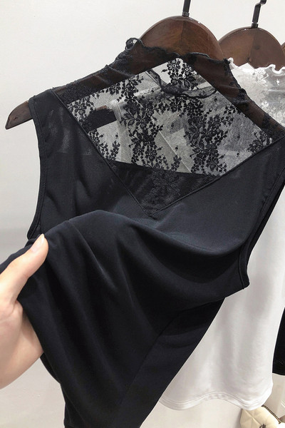 Μοντέρνο γυναικείο φανελάκι με δαντέλα και χαμηλό γιακά