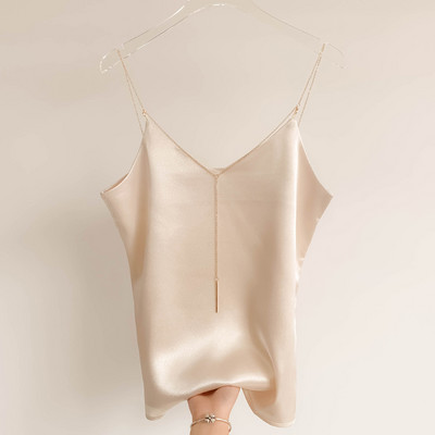 Μοντέρνο γυναικείο σατέν φανελάκι με μεταλλική αλυσίδα