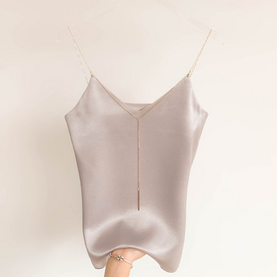 Μοντέρνο γυναικείο σατέν φανελάκι με μεταλλική αλυσίδα