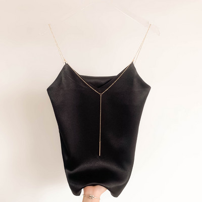 Μοντέρνο γυναικείο σατέν φανελάκι με μεταλλική αλυσίδα