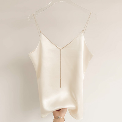 Μοντέρνο γυναικείο σατέν φανελάκι με μεταλλική αλυσίδα