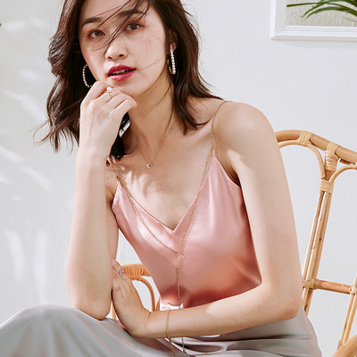 Μοντέρνο γυναικείο σατέν φανελάκι με μεταλλική αλυσίδα