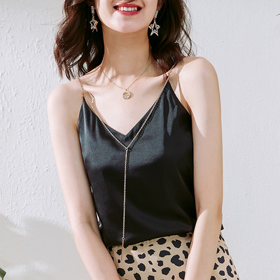 Μοντέρνο γυναικείο σατέν φανελάκι με μεταλλική αλυσίδα