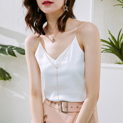 Μοντέρνο γυναικείο σατέν φανελάκι με μεταλλική αλυσίδα