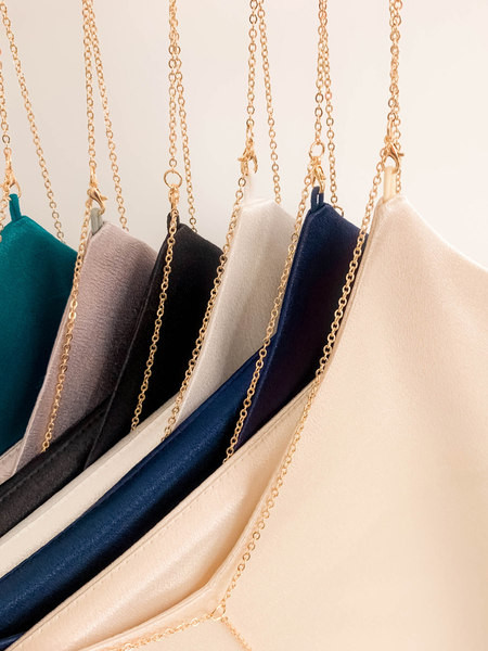 Μοντέρνο γυναικείο σατέν φανελάκι με μεταλλική αλυσίδα