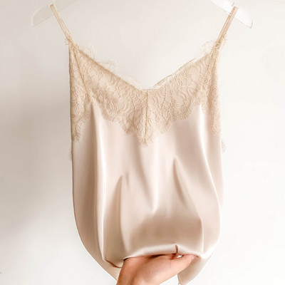 Moodne naiste topp pitsiga