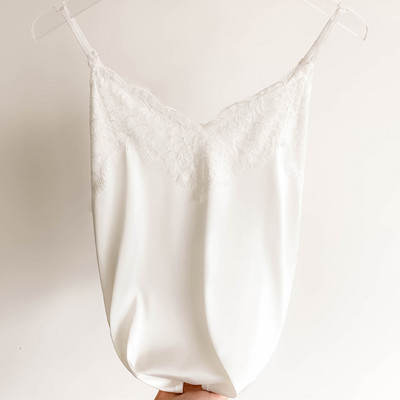 Moodne naiste topp pitsiga