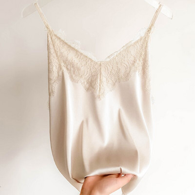 Moodne naiste topp pitsiga