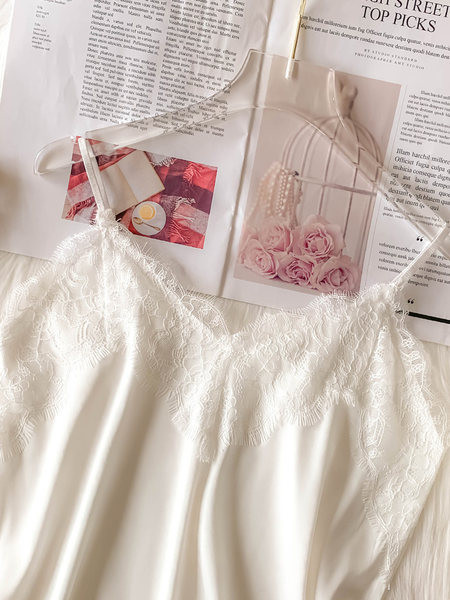 Moodne naiste topp pitsiga