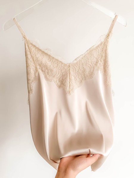 Moodne naiste topp pitsiga