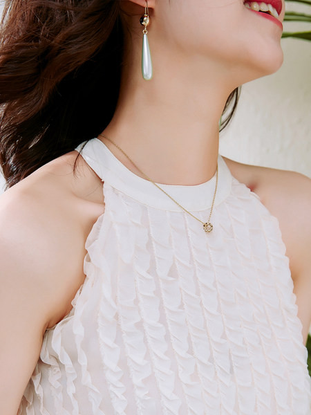 Naiste lokkide ja ümara kaelusega topp