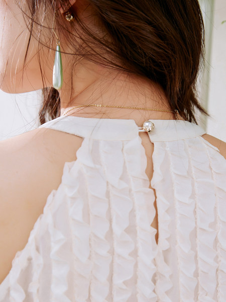 Naiste lokkide ja ümara kaelusega topp