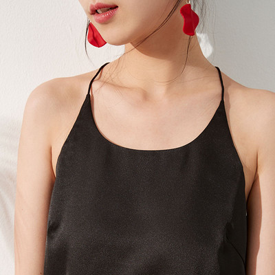 Ženska majica bez rukava s okruglim izrezom i tankim naramenicama