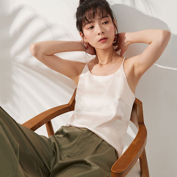 Ženska majica bez rukava s okruglim izrezom i tankim naramenicama