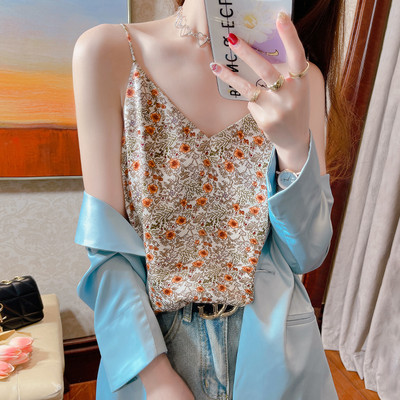 Besplatan model ženske majice bez rukava sa cvjetnim motivima