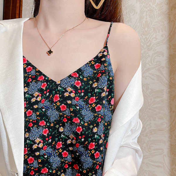 Besplatan model ženske majice bez rukava sa cvjetnim motivima