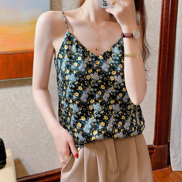 Besplatan model ženske majice bez rukava sa cvjetnim motivima