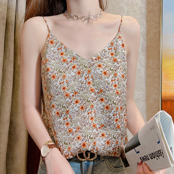 Besplatan model ženske majice bez rukava sa cvjetnim motivima