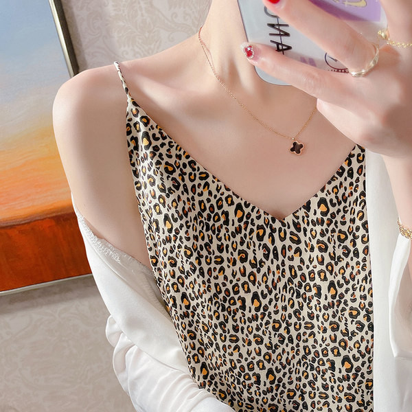 Γυναικείο φανελάκι με λεοπάρ στάμπα και λεπτές τιράντες