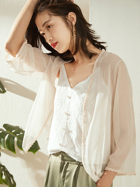 Naiste tikitud nööpide ja spitsikaelusega topp