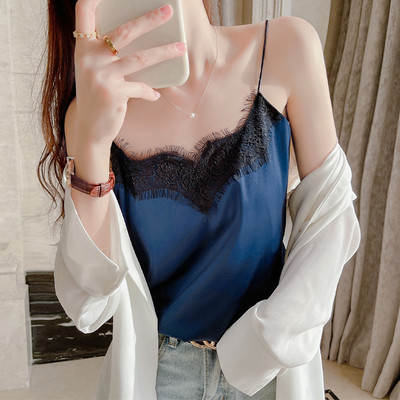 Μοντέρνο γυναικείο φανελάκι με δαντέλα και λεπτές τιράντες