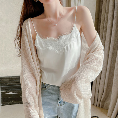 Μοντέρνο γυναικείο φανελάκι με δαντέλα και λεπτές τιράντες