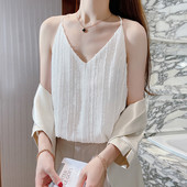 Μοντέρνο φανελάκι με λεπτές τιράντες και λαιμόκοψη