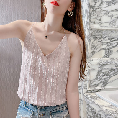 Μοντέρνο φανελάκι με λεπτές τιράντες και λαιμόκοψη