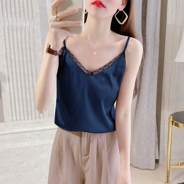 Μοντέρνο φανελάκι με δαντέλα και λεπτές τιράντες για γυναίκες