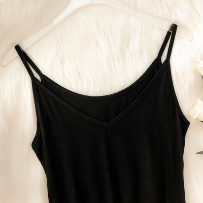 Lihtne topp spits-kaelusega ja õhukeste rihmadega