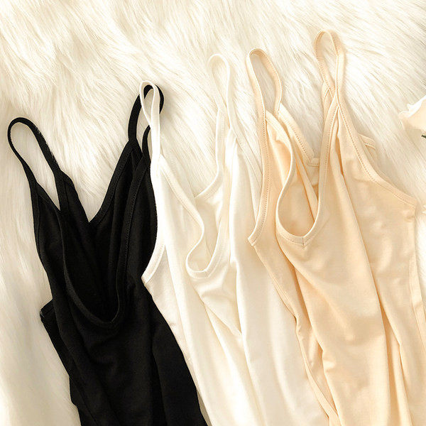 Lihtne topp spits-kaelusega ja õhukeste rihmadega