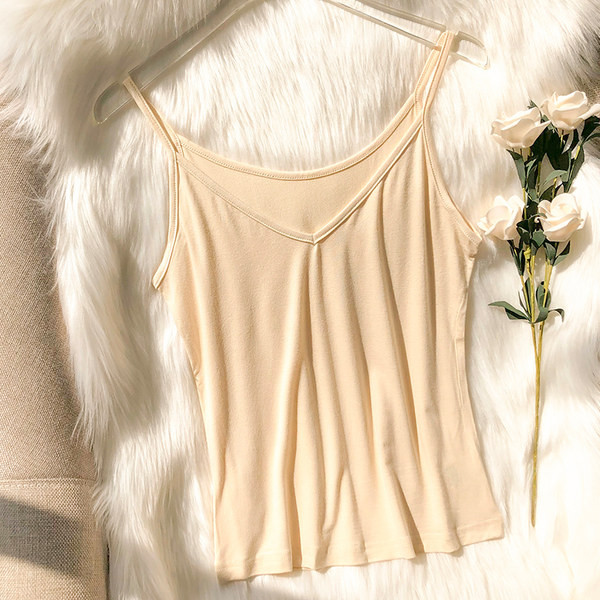 Lihtne topp spits-kaelusega ja õhukeste rihmadega