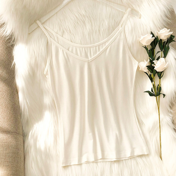 Lihtne topp spits-kaelusega ja õhukeste rihmadega