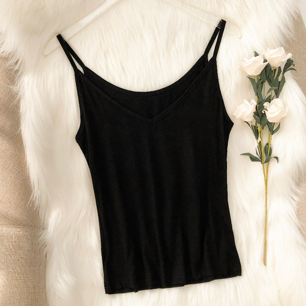 Lihtne topp spits-kaelusega ja õhukeste rihmadega