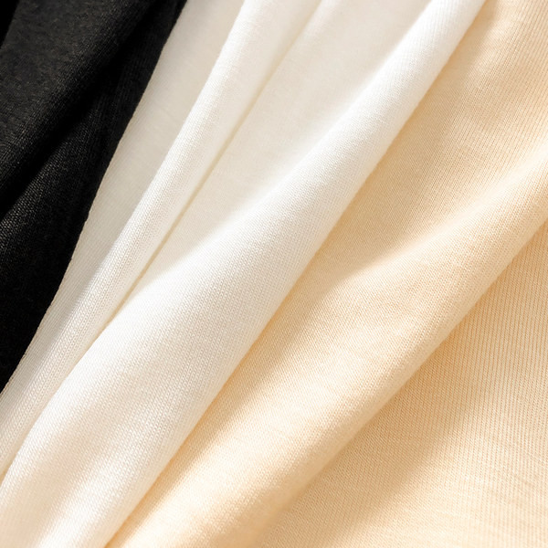 Lihtne topp spits-kaelusega ja õhukeste rihmadega