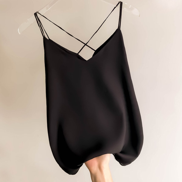 Običan model ženske majice bez rukava s prekriženim tankim naramenicama