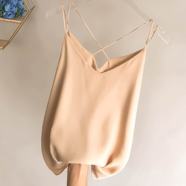 Običan model ženske majice bez rukava s prekriženim tankim naramenicama