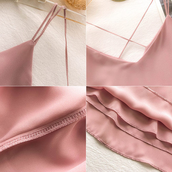 Običan model ženske majice bez rukava s prekriženim tankim naramenicama