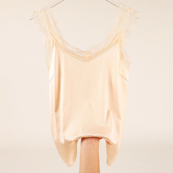 Γυναικείο φανελάκι με λουράκια από δαντέλα και λαιμόκοψη σε σχήμα V