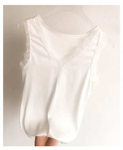 Moteriškas apatinis trikotažas su špico iškirpte ir nėriniais