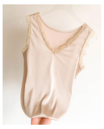 Moteriškas apatinis trikotažas su špico iškirpte ir nėriniais