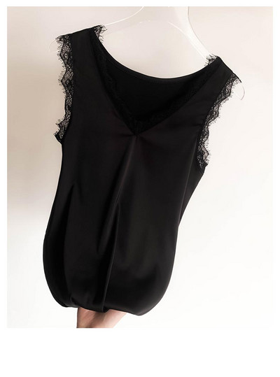 Moteriškas apatinis trikotažas su špico iškirpte ir nėriniais