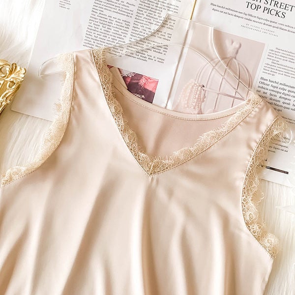 Moteriškas apatinis trikotažas su špico iškirpte ir nėriniais