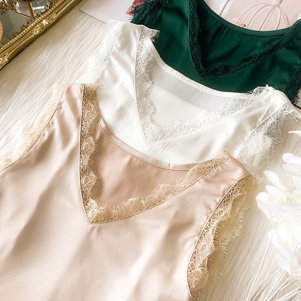 Moteriškas apatinis trikotažas su špico iškirpte ir nėriniais