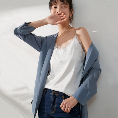 Ženska satenska majica bez rukava s čipkom i tankim naramenicama