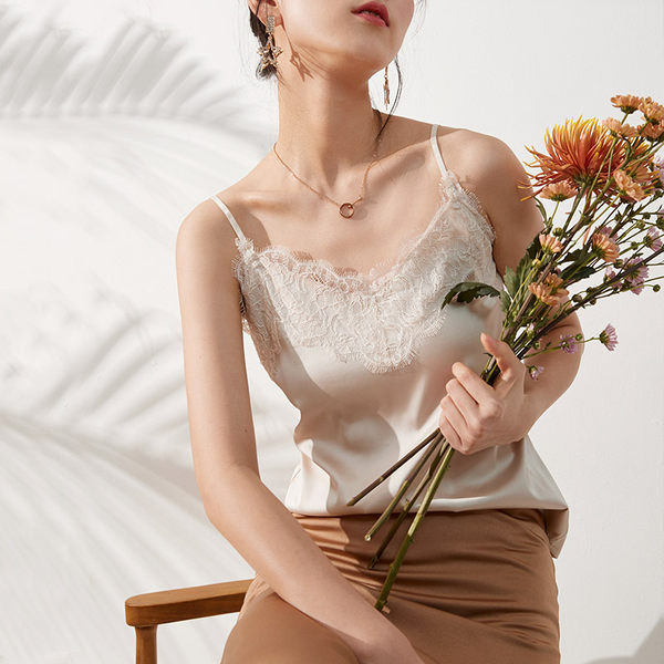 Ženska satenska majica bez rukava s čipkom i tankim naramenicama