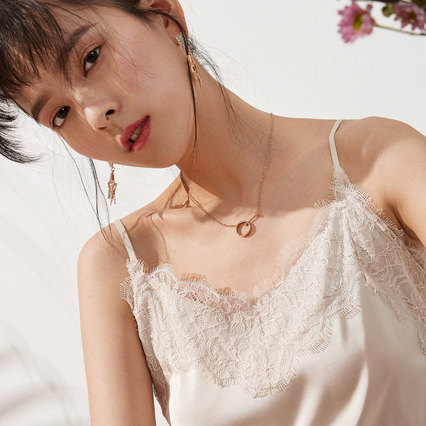 Нов модел дамски сатенен потник с дантела 