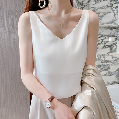 Μοντέρνο γυναικείο φανελάκι με φαρδιές τιράντες και λαιμόκοψη spitz