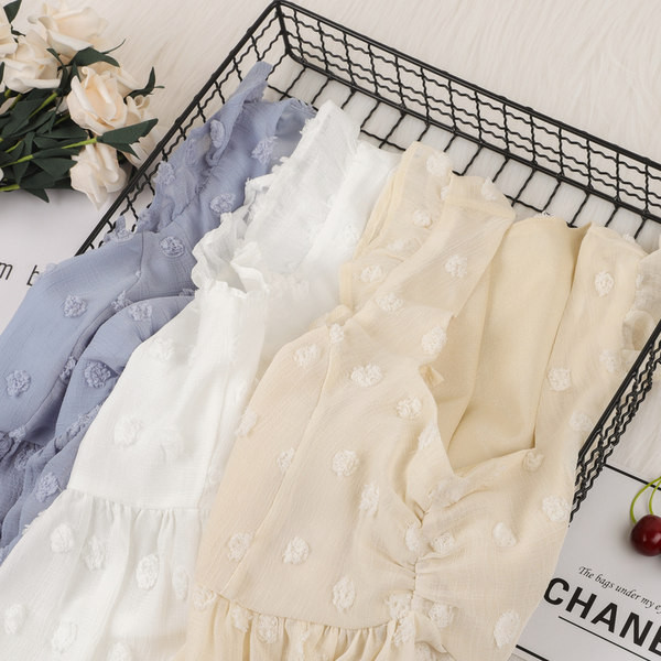 Модерен дамски потник с шпиц деколте и къдри