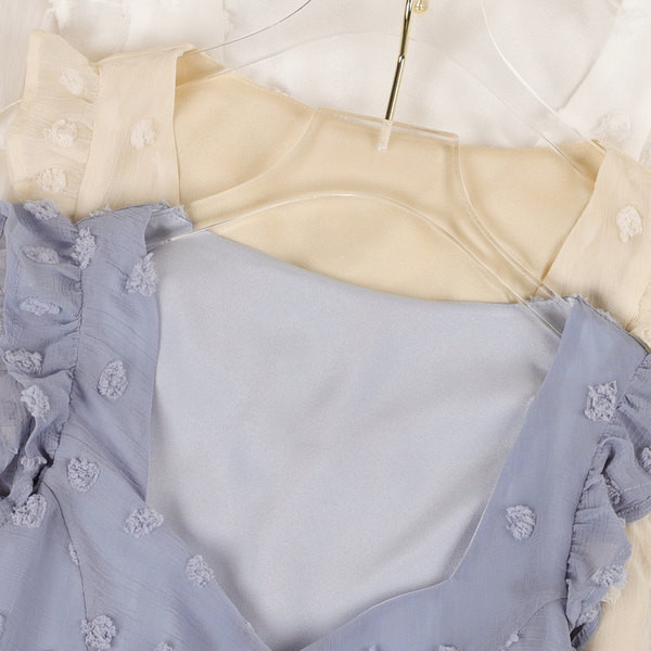 Модерен дамски потник с шпиц деколте и къдри